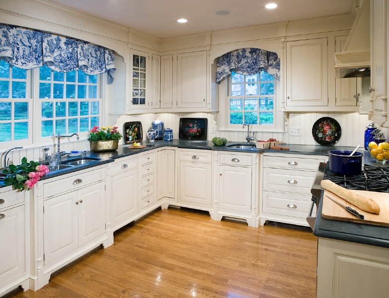 farmhouse bead board kitchen backsplash by Elizabeth Swartz Interiros