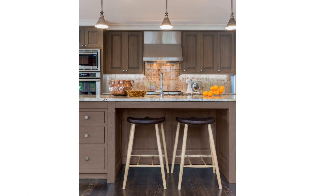 The kitchen in this light and bright coastal home by Boston Interior Designer Elizabeth Swartz Interiors features a contemporary interior design functional for everyday family life, yet chic enough for entertaining.